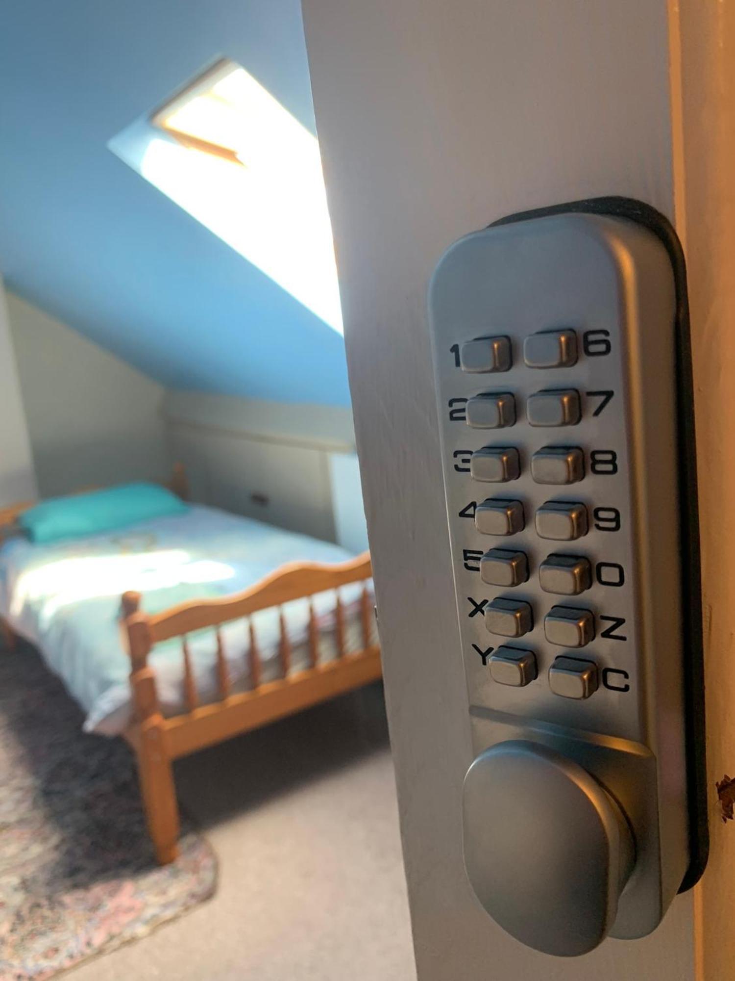 Room Only Guest Accommodation, Guest House Self Catering Bangor  Exteriör bild
